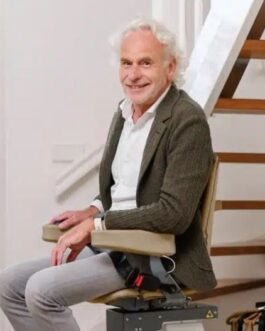 Harmar UP Curved Stairlift